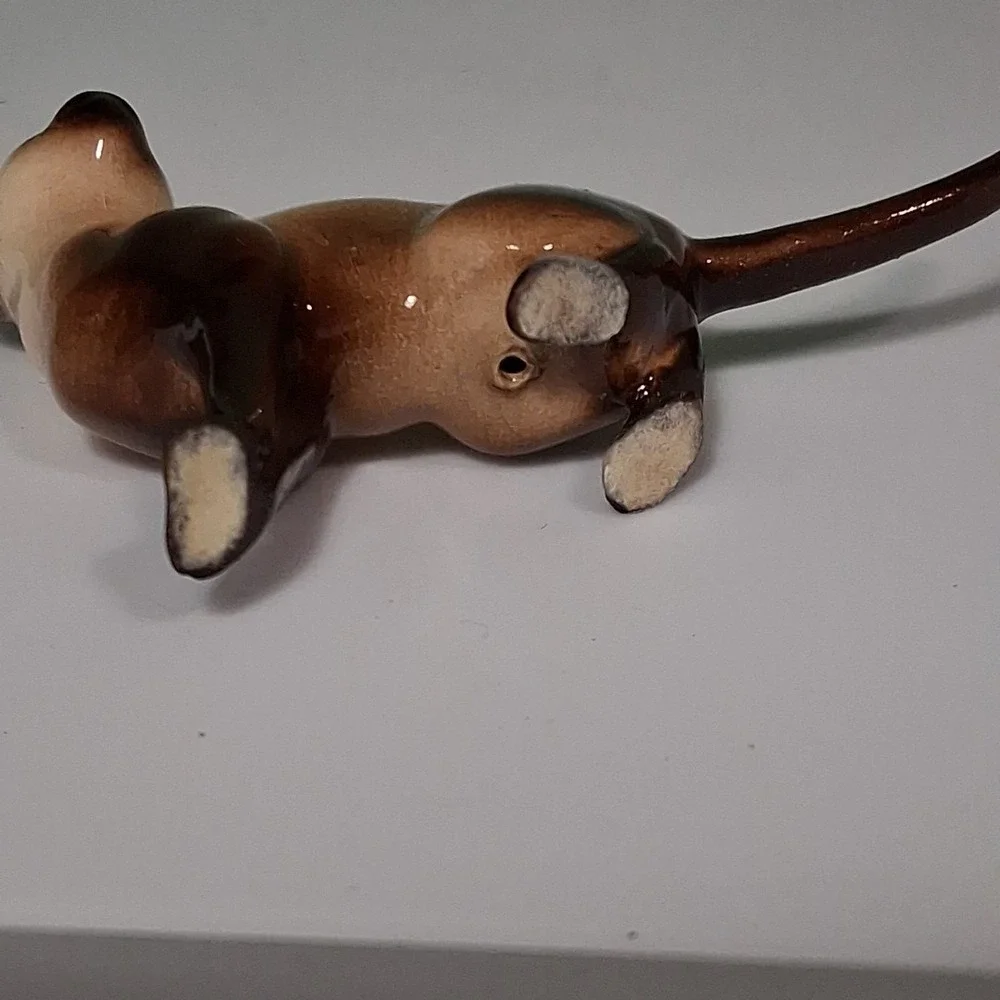 HAGEN RENAKER-Siamese Cat Standing With Tail Out Ceramic Mini Figurine.